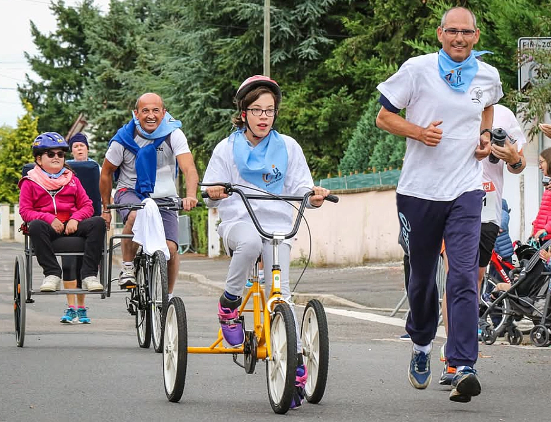 Jogger et enfant sur un trike