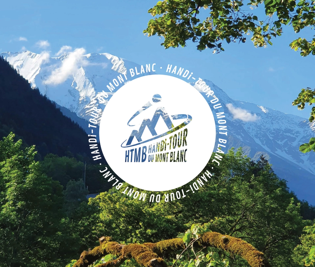 logo HTMB blanc avec une montagne en fond